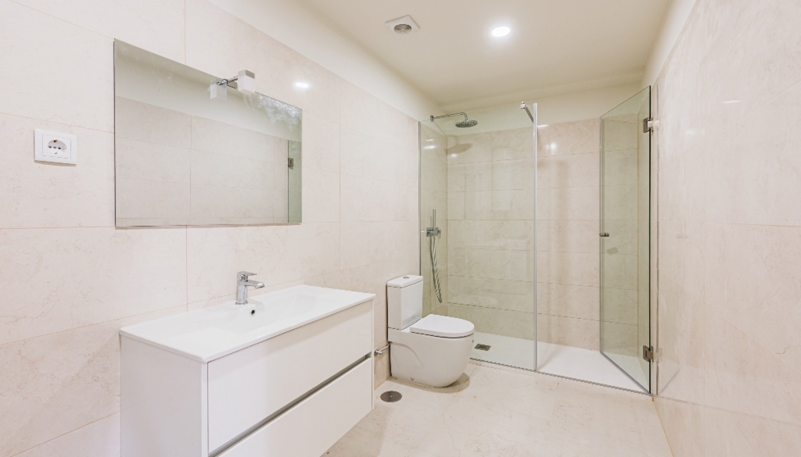 Renovated 1+1 bedroom apartment for sale in Matosinhos Sul, Portugal_380574