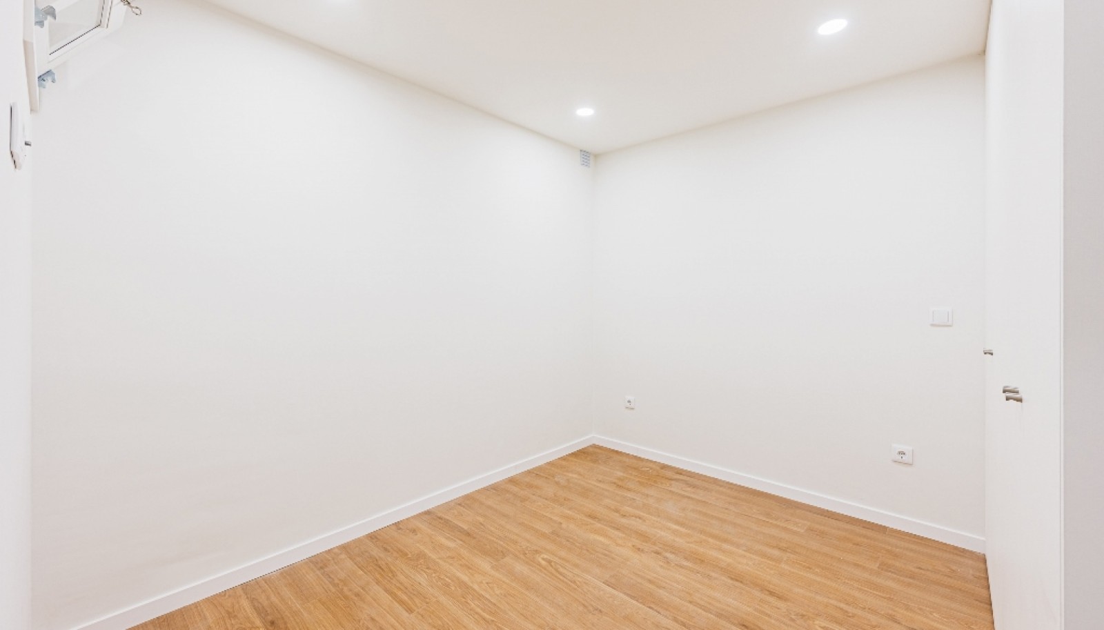 Renovated 1+1 bedroom apartment for sale in Matosinhos Sul, Portugal_380576