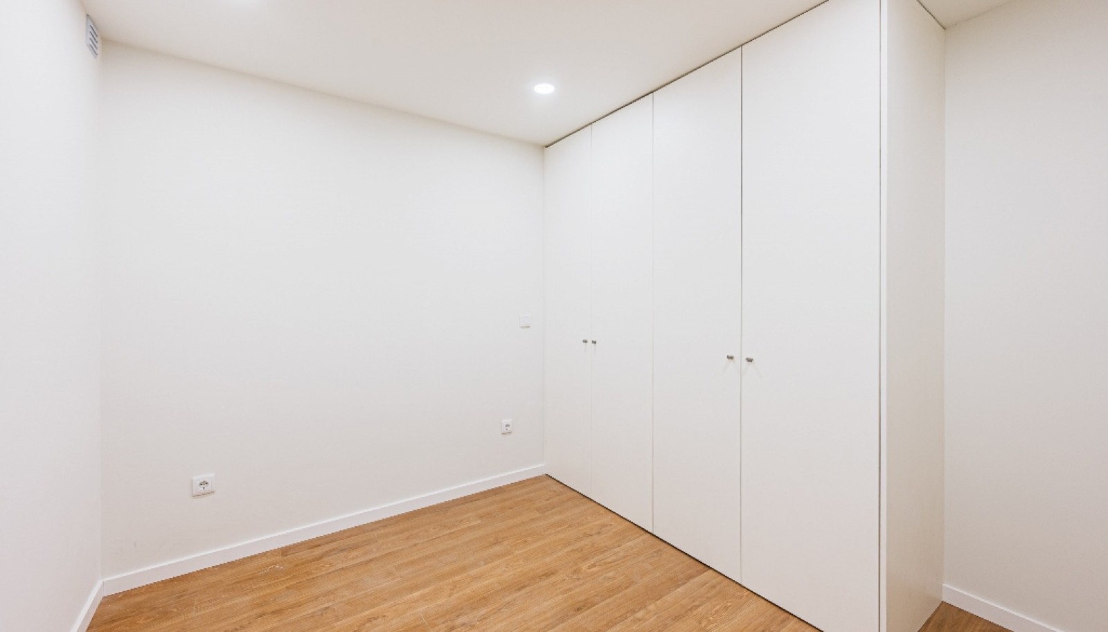 Renovated 1+1 bedroom apartment for sale in Matosinhos Sul, Portugal_380577