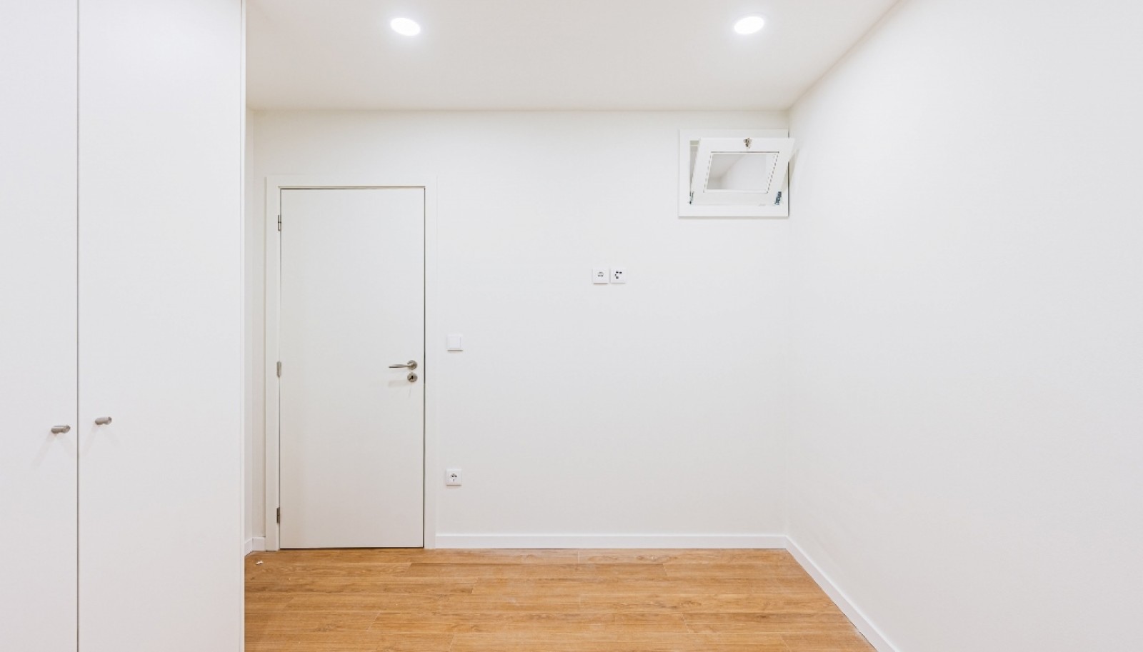 Renovated 1+1 bedroom apartment for sale in Matosinhos Sul, Portugal_380578