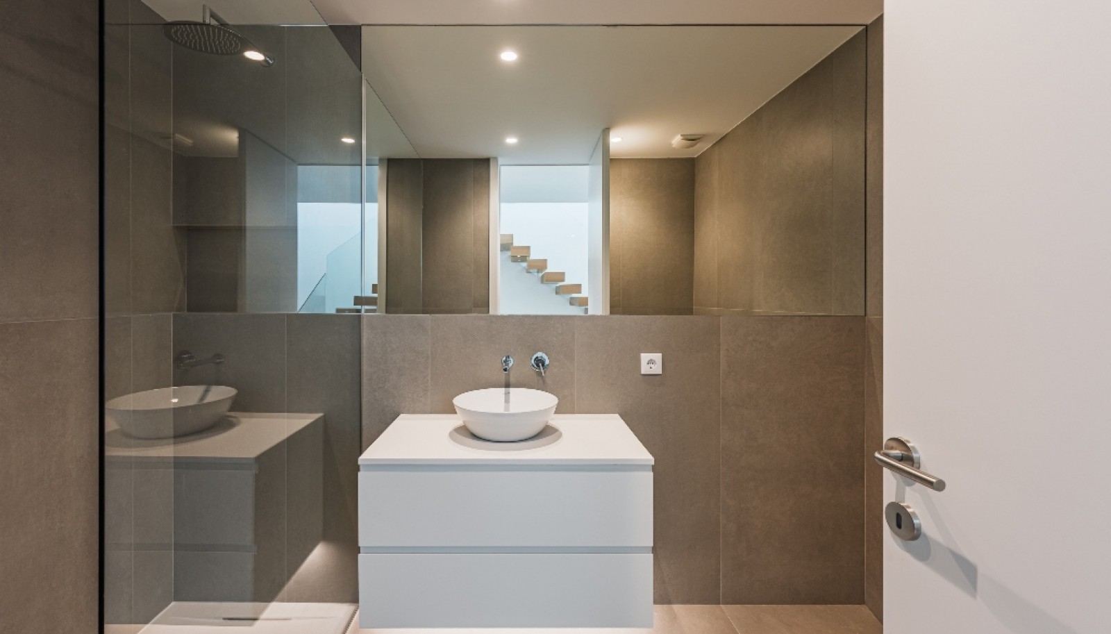 Moradia V4+1 com jardim, piscina e vistas de mar à venda em Valadares_380888