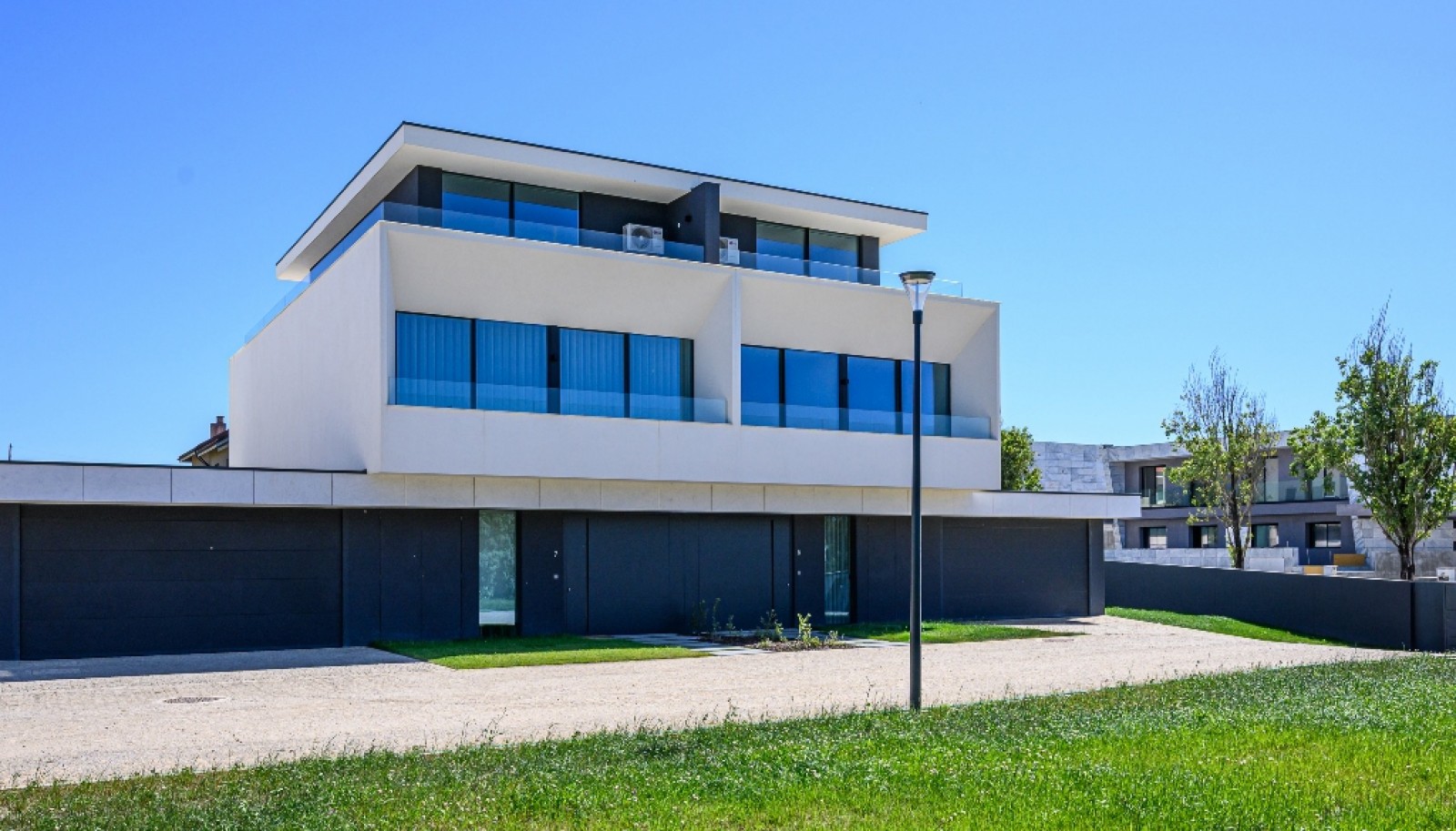 Moradia V4+1 com jardim, piscina e vistas de mar à venda em Valadares_380903