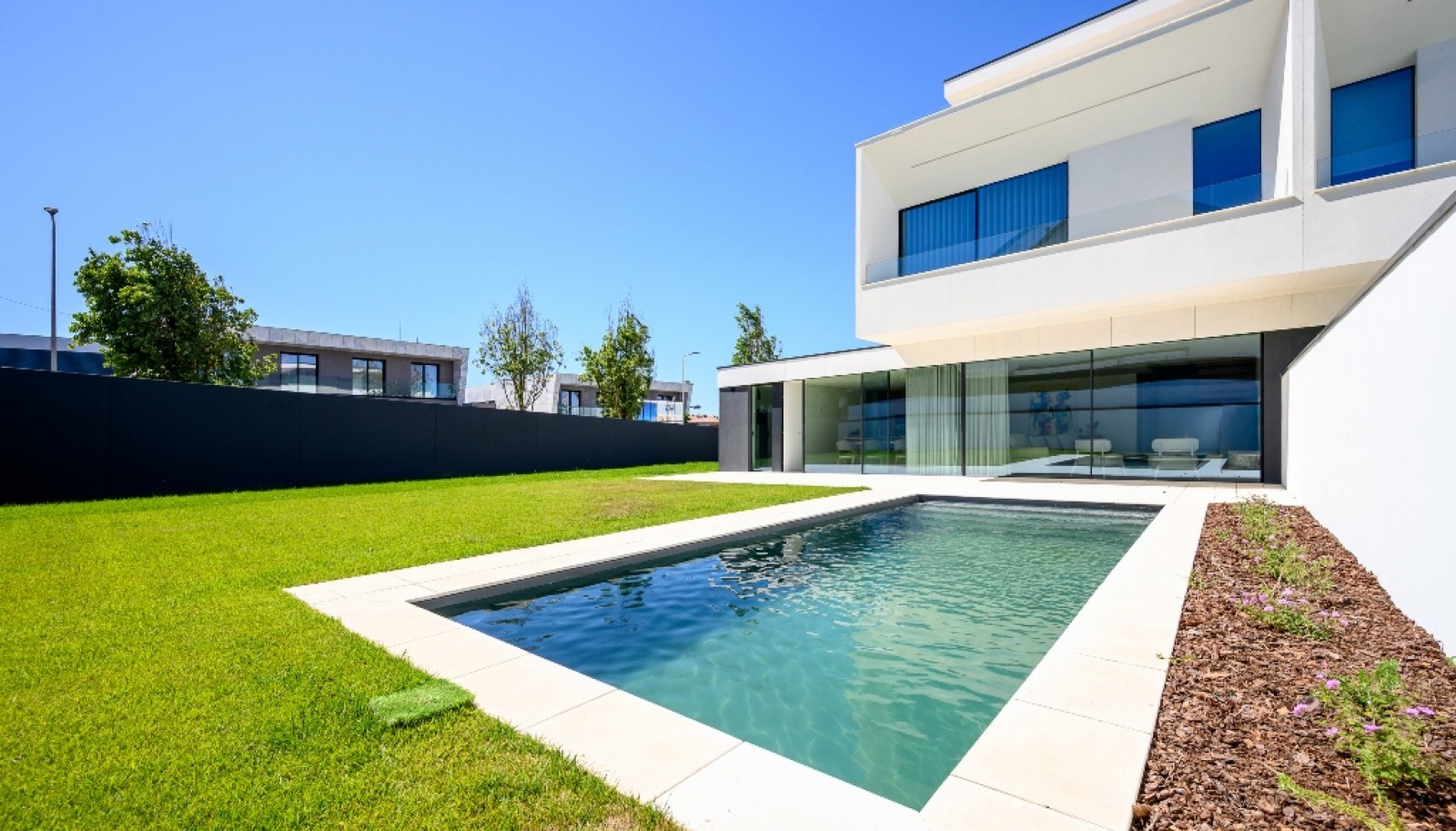 Moradia V4+1 com jardim, piscina e vistas de mar à venda em Valadares_380906