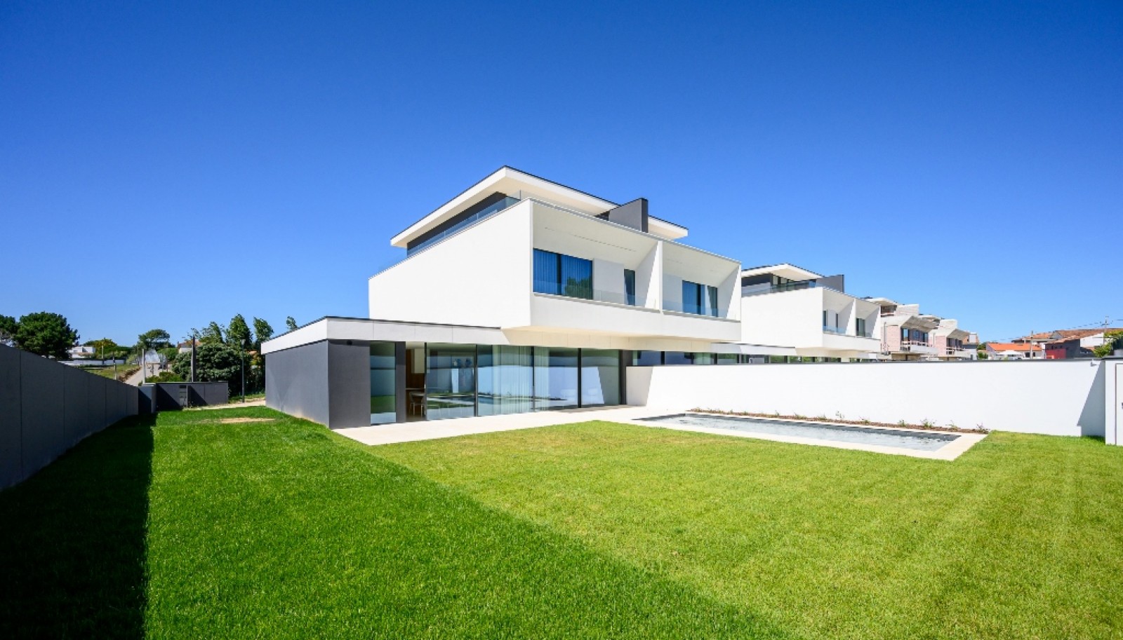 Moradia V4+1 com jardim, piscina e vistas de mar à venda em Valadares_380907