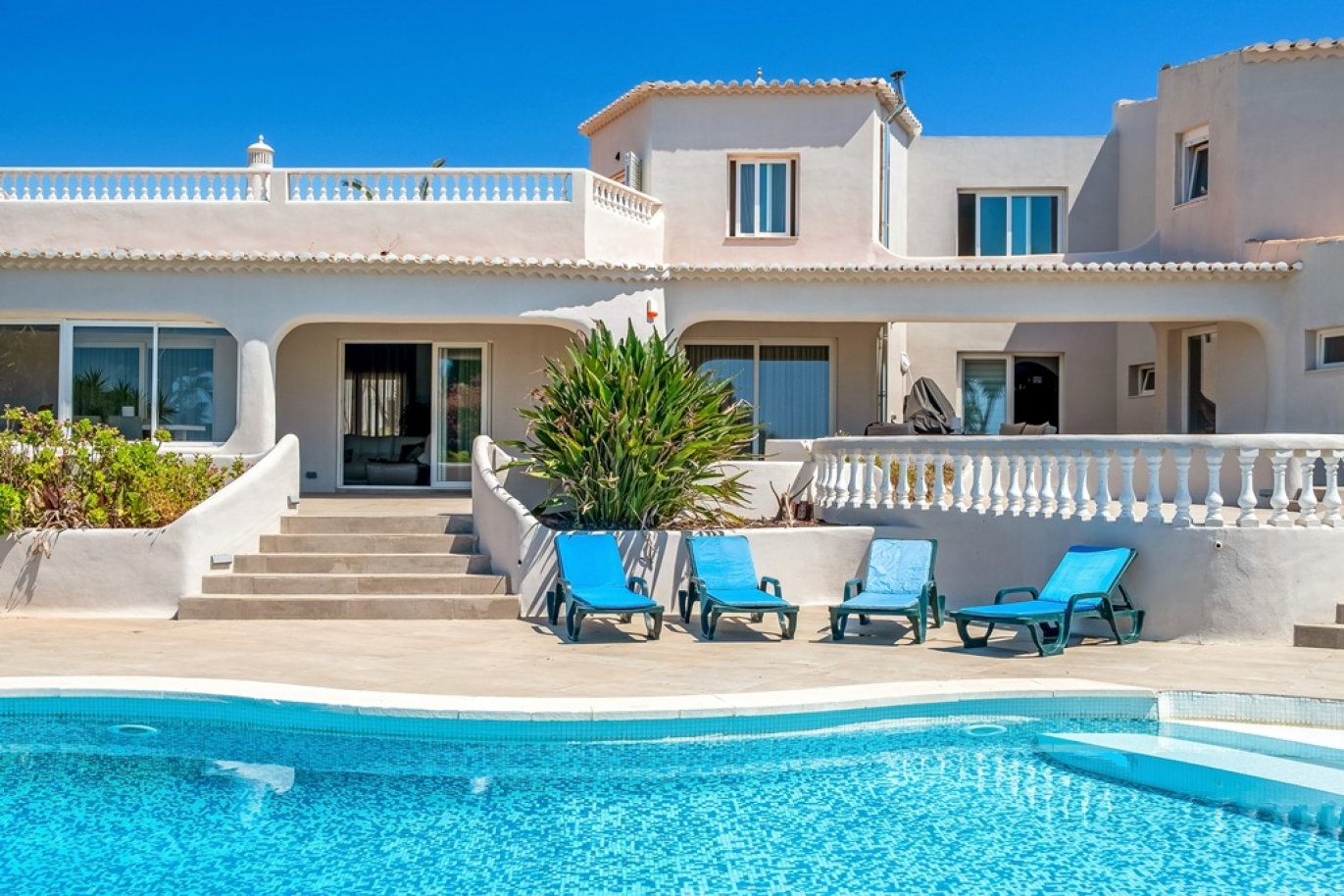 Extraordinária Moradia com piscina e jardim à venda no Algarve_381358