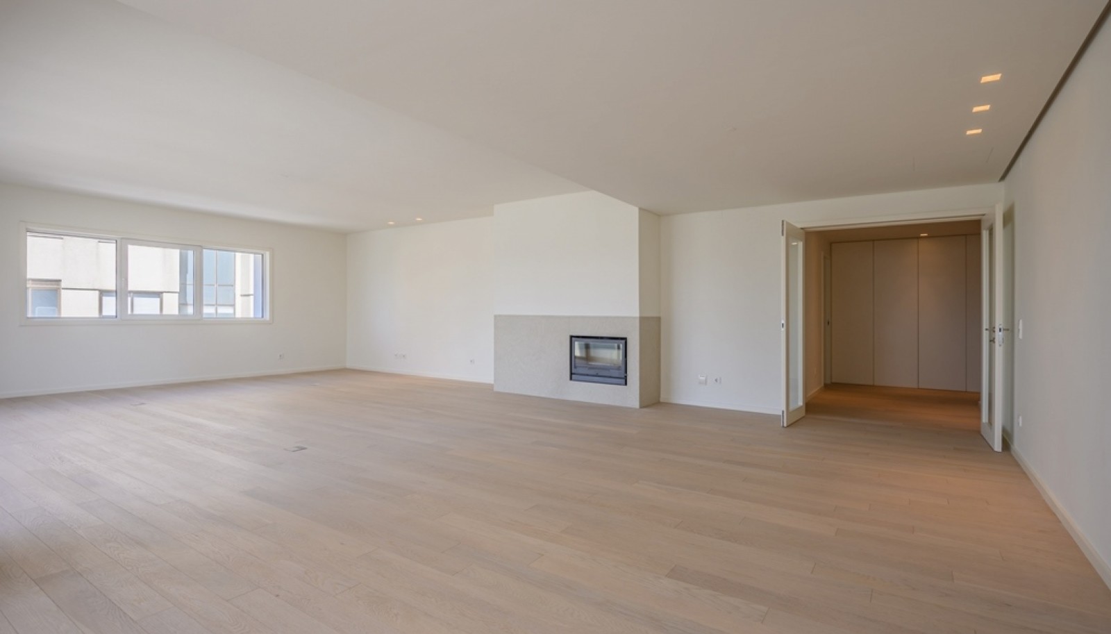 Luxuriöse 3-Zimmer-Wohnung mit Balkon zu verkaufen in Porto, Portugal _382211