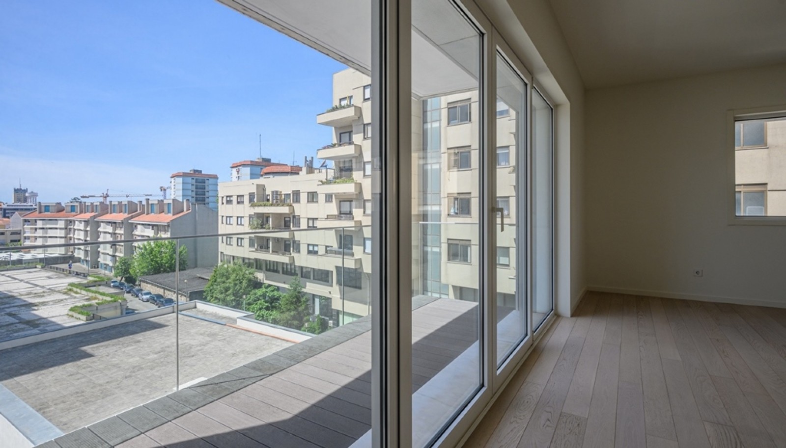 Luxuriöse 3-Zimmer-Wohnung mit Balkon zu verkaufen in Porto, Portugal _382214