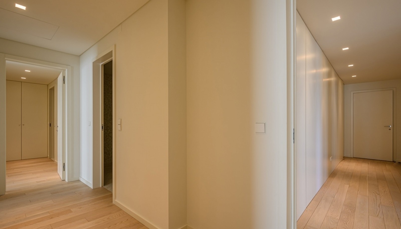 Luxuriöse 3-Zimmer-Wohnung mit Balkon zu verkaufen in Porto, Portugal _382215