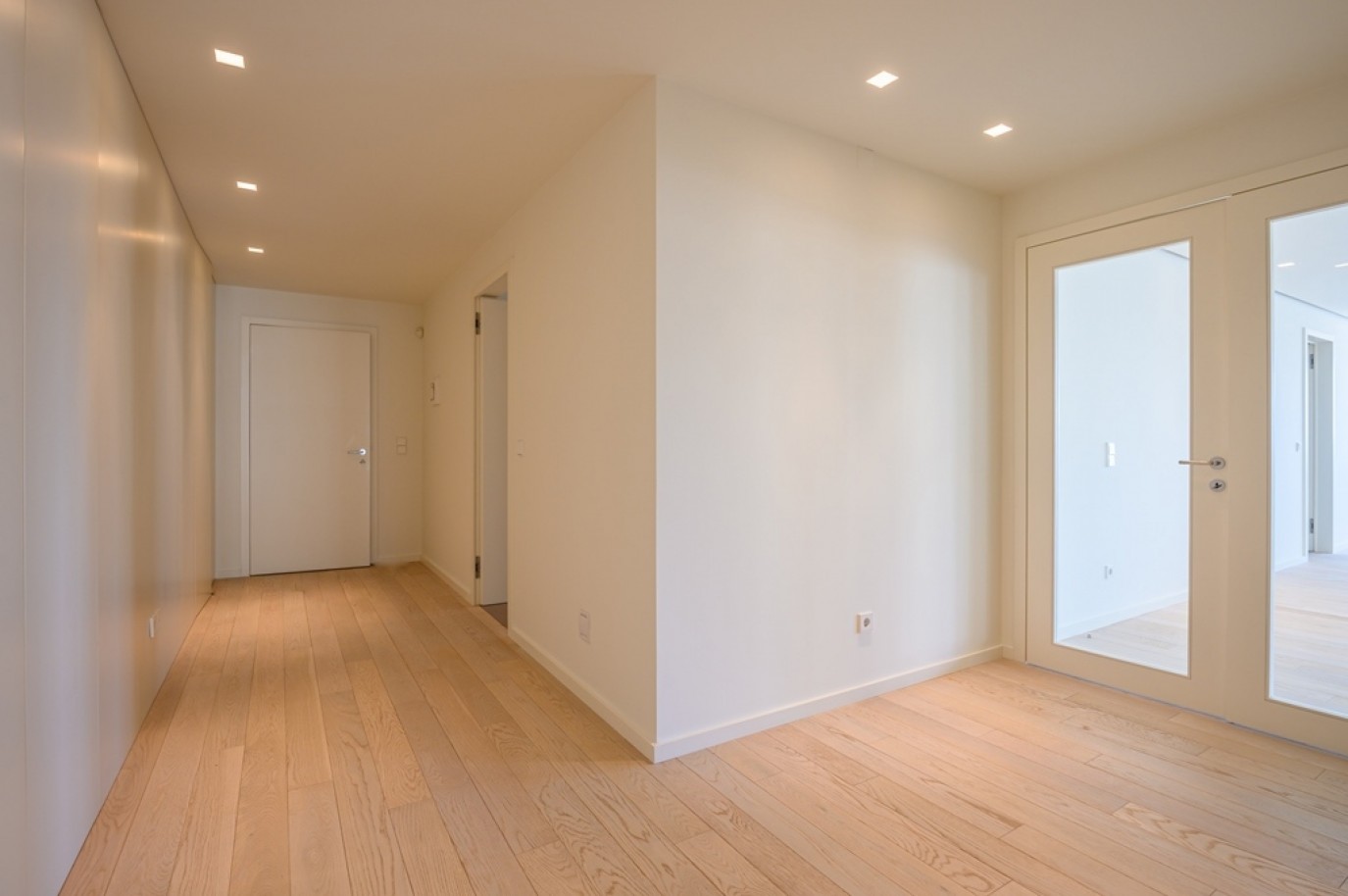 Luxuriöse 3-Zimmer-Wohnung mit Balkon zu verkaufen in Porto, Portugal _382217