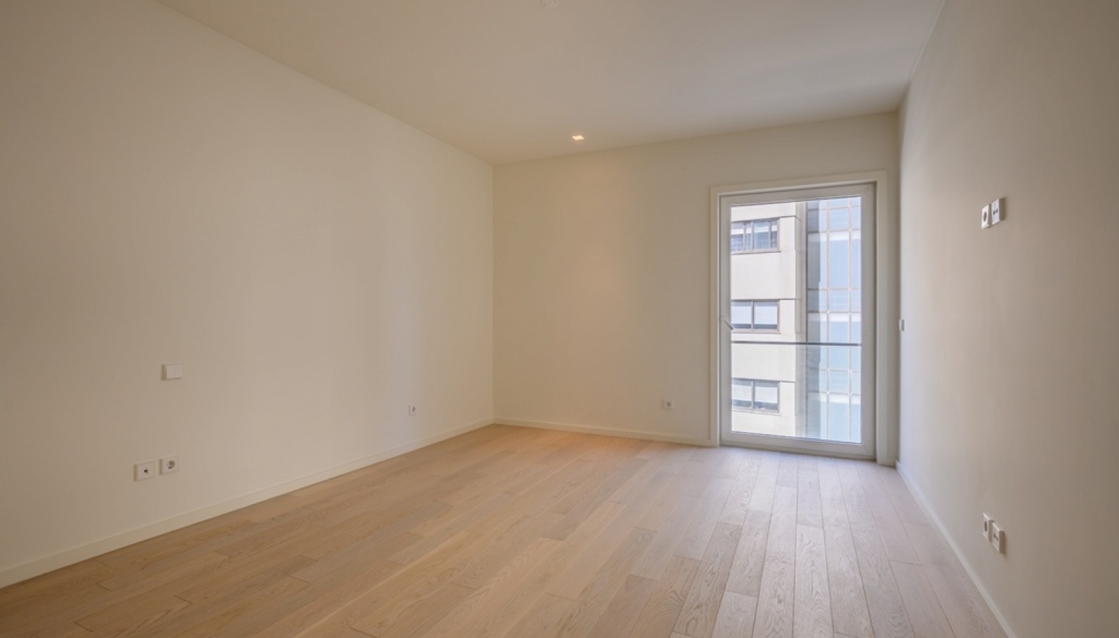 Luxuriöse 3-Zimmer-Wohnung mit Balkon zu verkaufen in Porto, Portugal _382218
