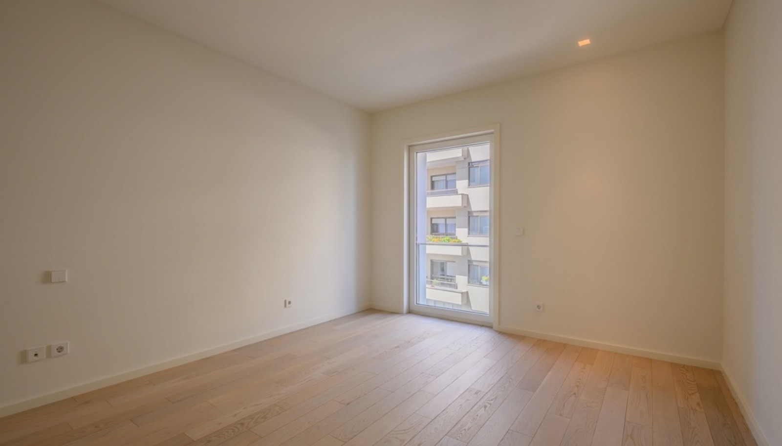 Luxuriöse 3-Zimmer-Wohnung mit Balkon zu verkaufen in Porto, Portugal _382220