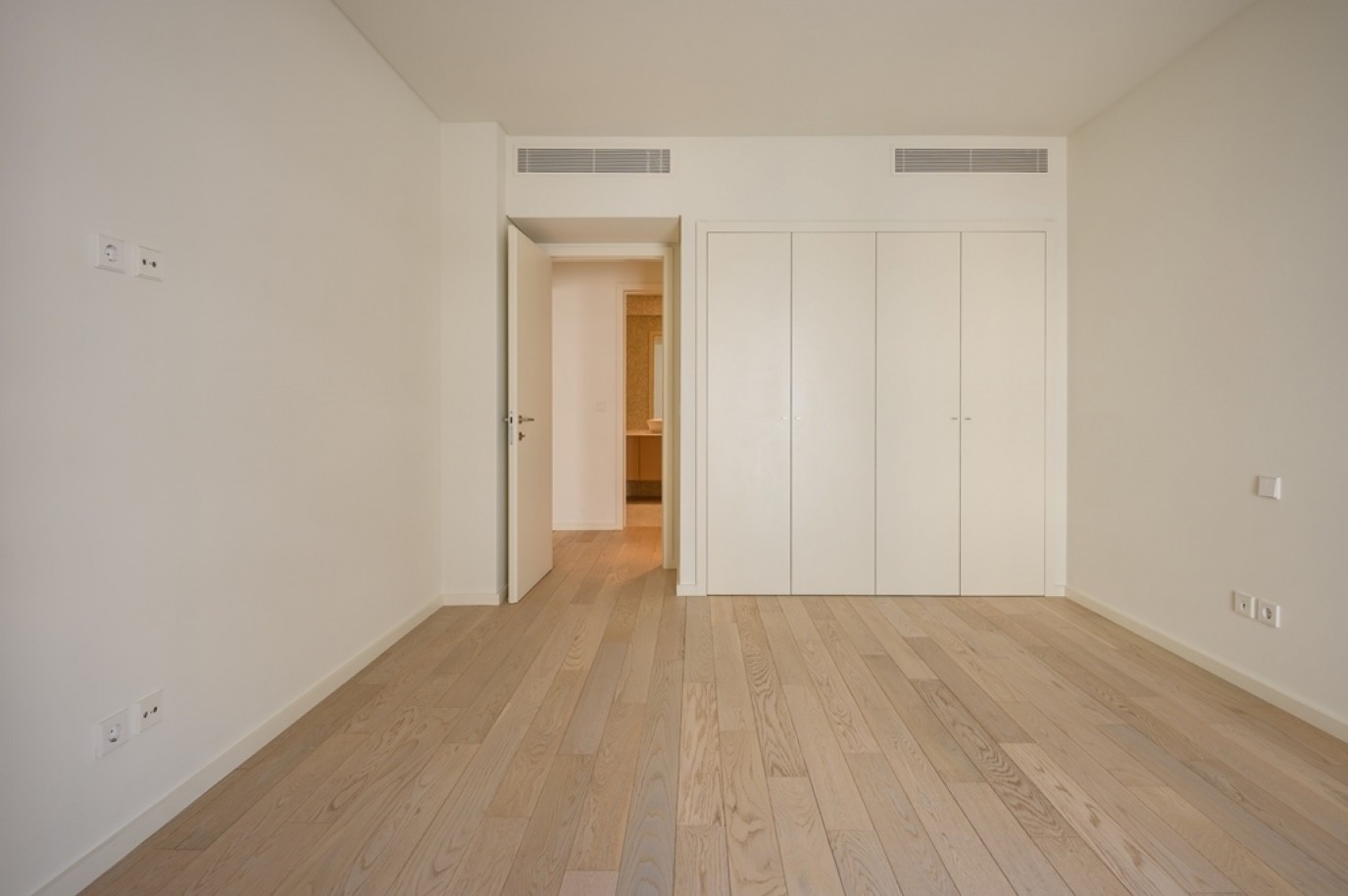 Luxuriöse 3-Zimmer-Wohnung mit Balkon zu verkaufen in Porto, Portugal _382222