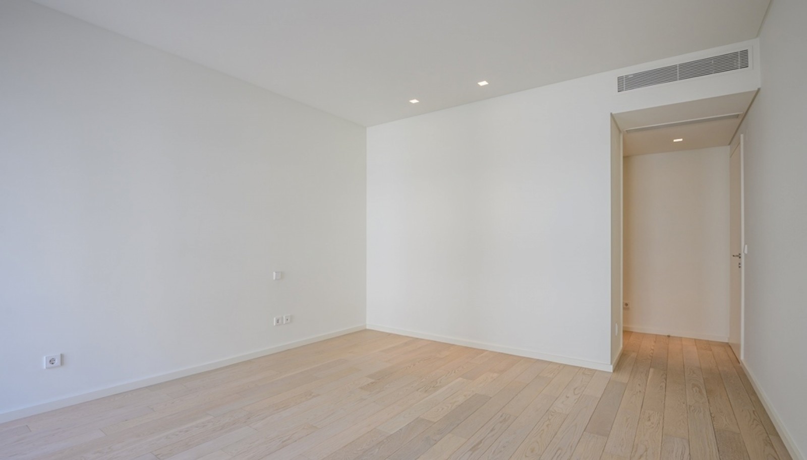 Luxuriöse 3-Zimmer-Wohnung mit Balkon zu verkaufen in Porto, Portugal _382226