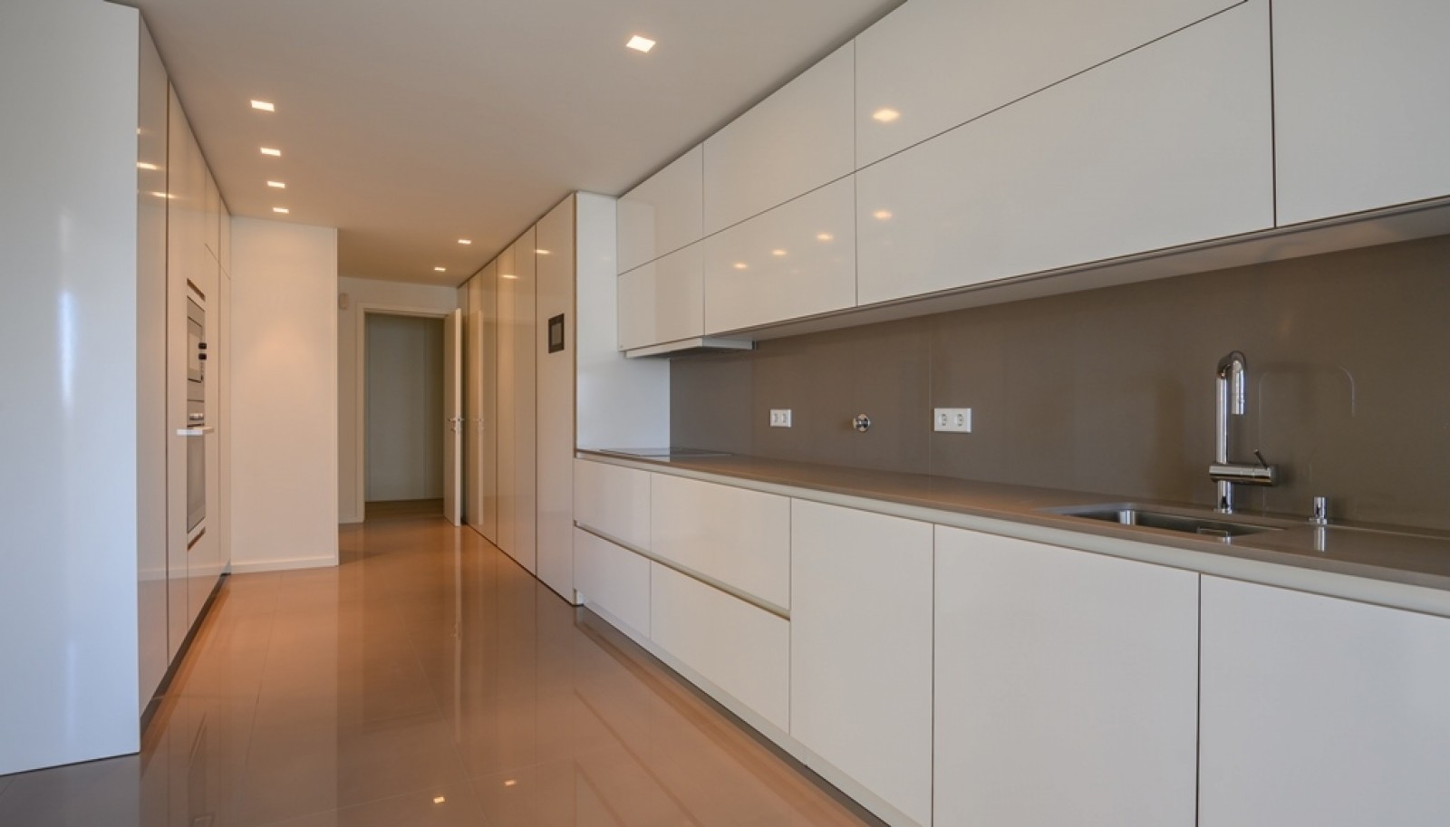 Luxuriöse 3-Zimmer-Wohnung mit Balkon zu verkaufen in Porto, Portugal _382227
