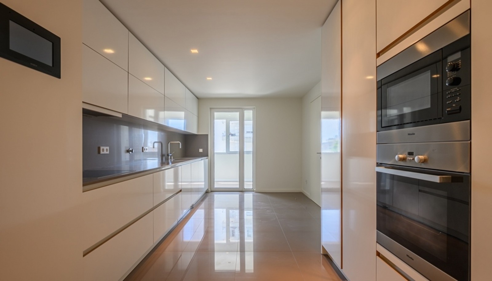 Luxuriöse 3-Zimmer-Wohnung mit Balkon zu verkaufen in Porto, Portugal _382228