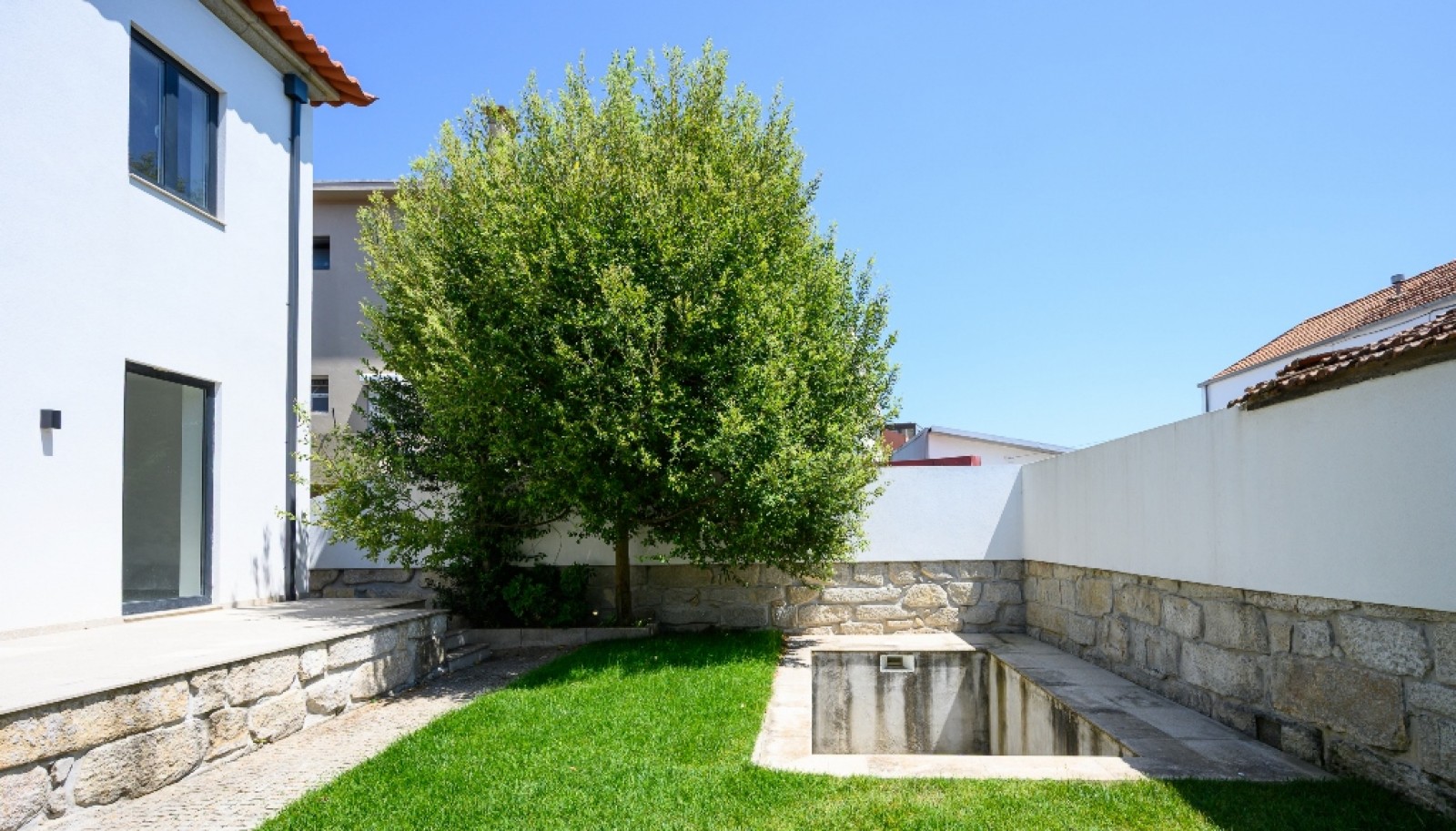 Moradia V4 remodelada para venda em Serralves no Porto, Portugal_382244