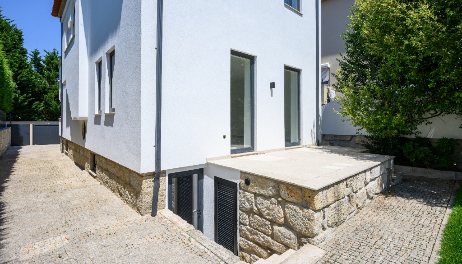 Moradia V4 remodelada para venda em Serralves no Porto, Portugal_382246