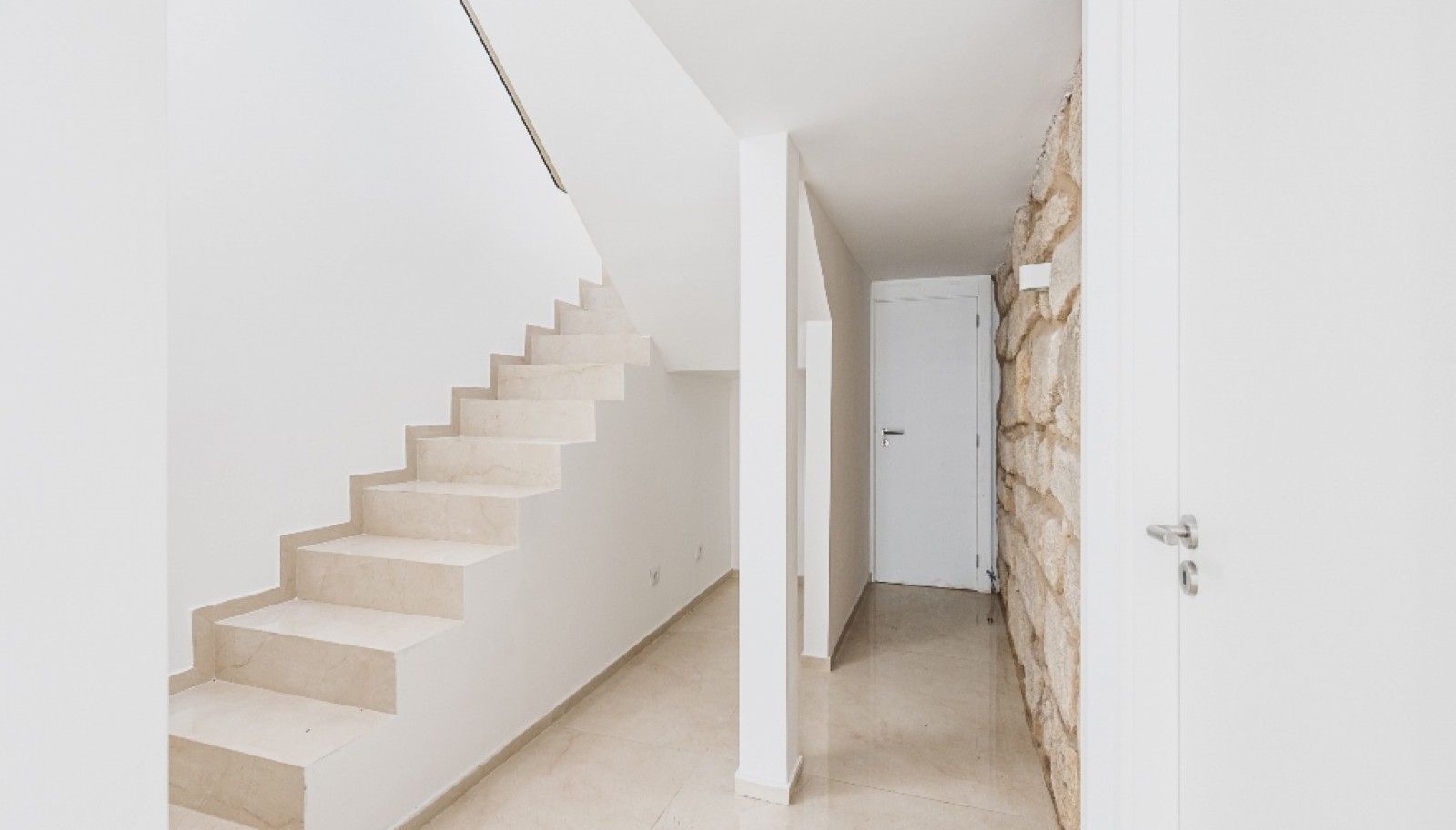 Moradia V4 remodelada para venda em Serralves no Porto, Portugal_382259