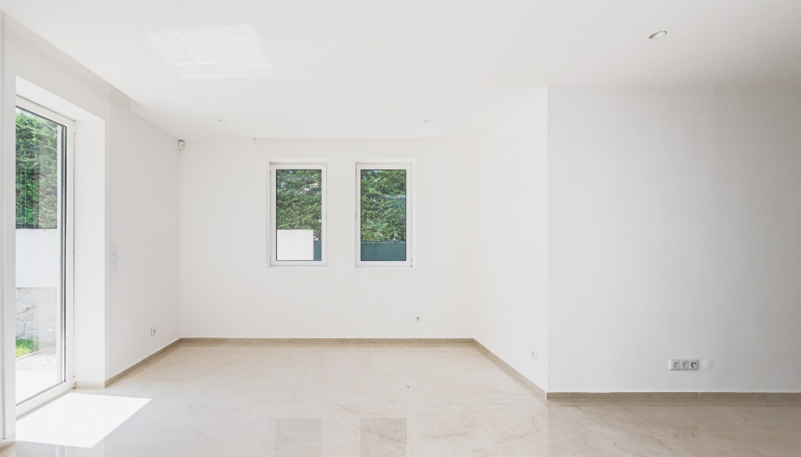 Moradia V4 remodelada para venda em Serralves no Porto, Portugal_382264