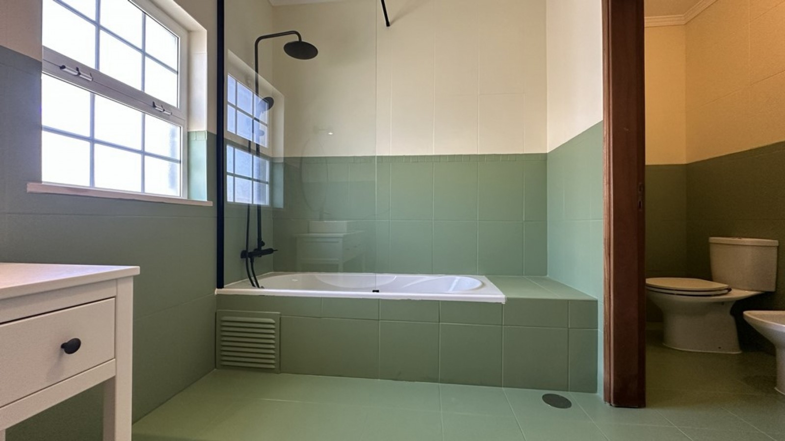 Moradia V5, com piscina e jacuzzi, à venda em Almancil, Algarve_383083