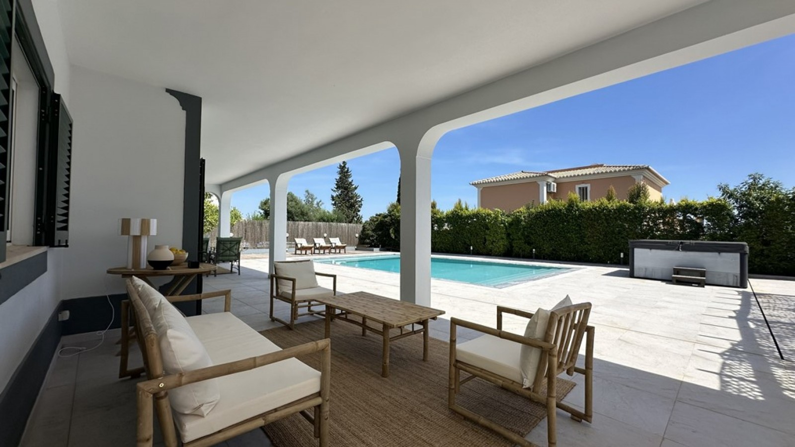 Moradia V5, com piscina e jacuzzi, à venda em Almancil, Algarve_383087