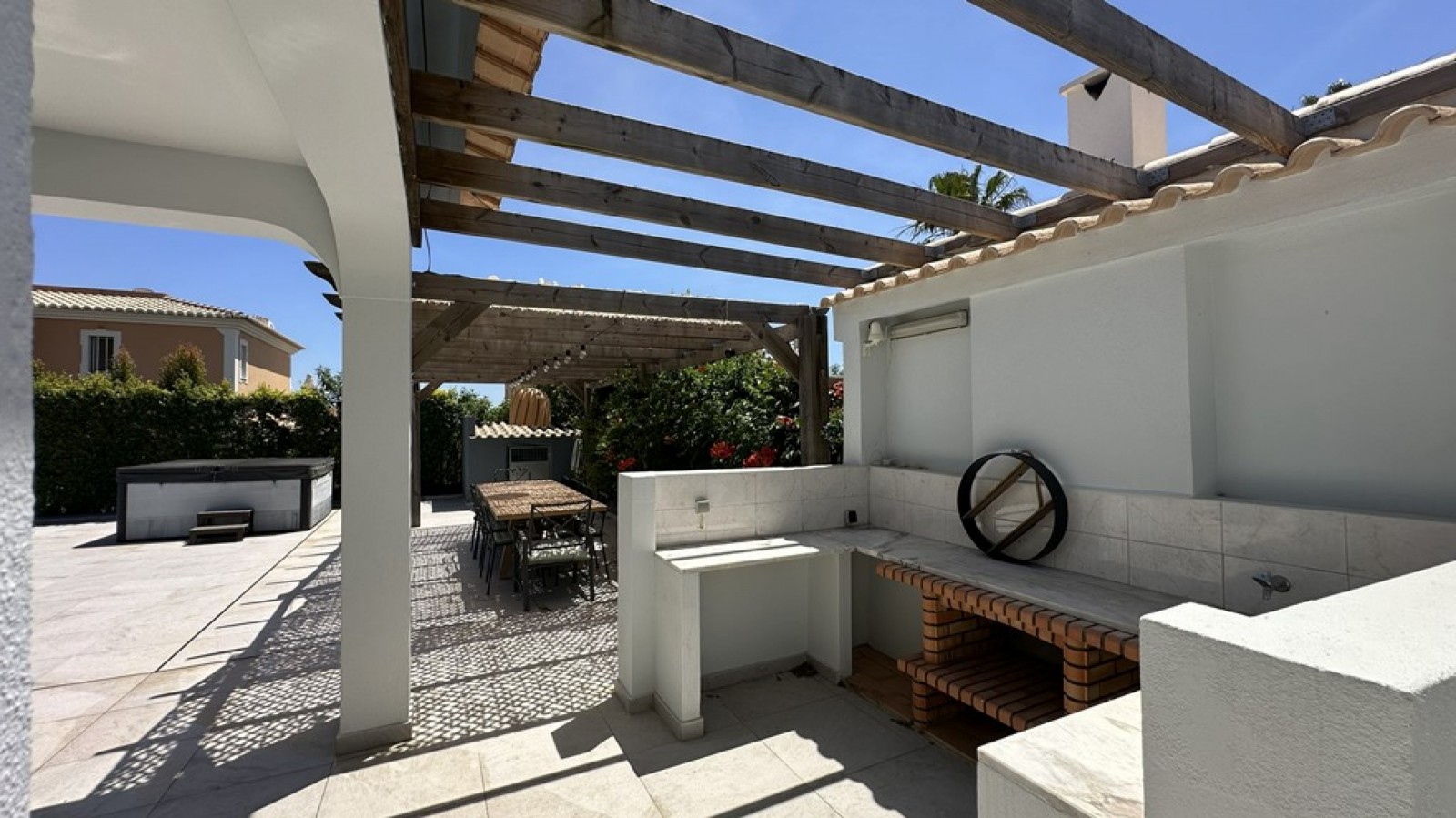 Moradia V5, com piscina e jacuzzi, à venda em Almancil, Algarve_383089