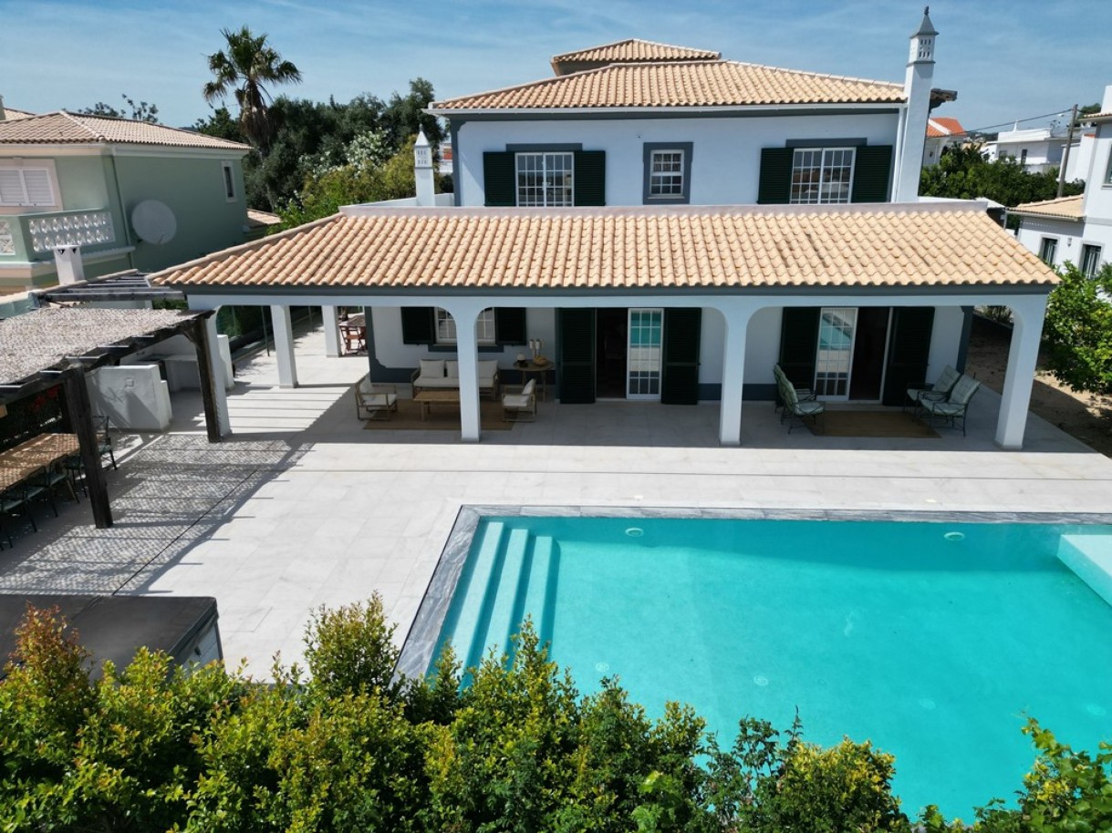 Moradia V5, com piscina e jacuzzi, à venda em Almancil, Algarve_383091