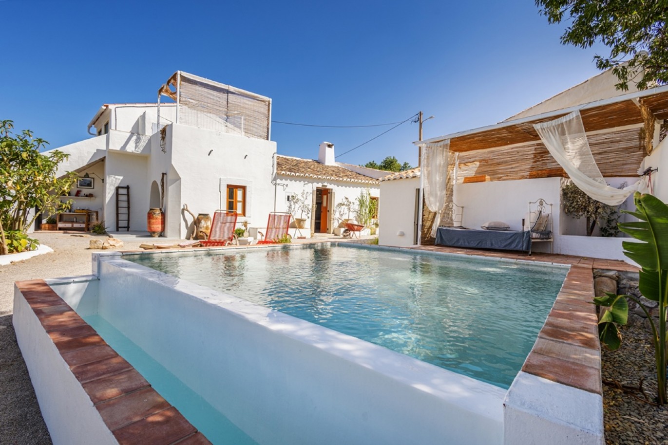 Picturesque proprerty with a pool for sale in Estoi, Algarve, Portugal_383708