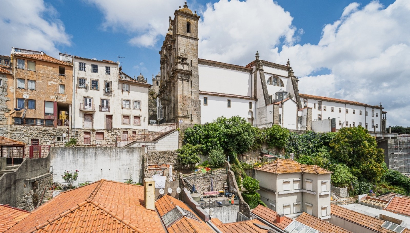 Drei Wohnblöcke für eine Stadterneuerung im Ribeira in Porto, Portugal_385749