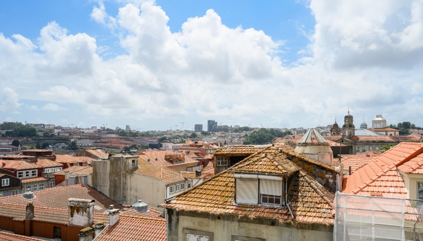 Drei Wohnblöcke für eine Stadterneuerung im Ribeira in Porto, Portugal_385751