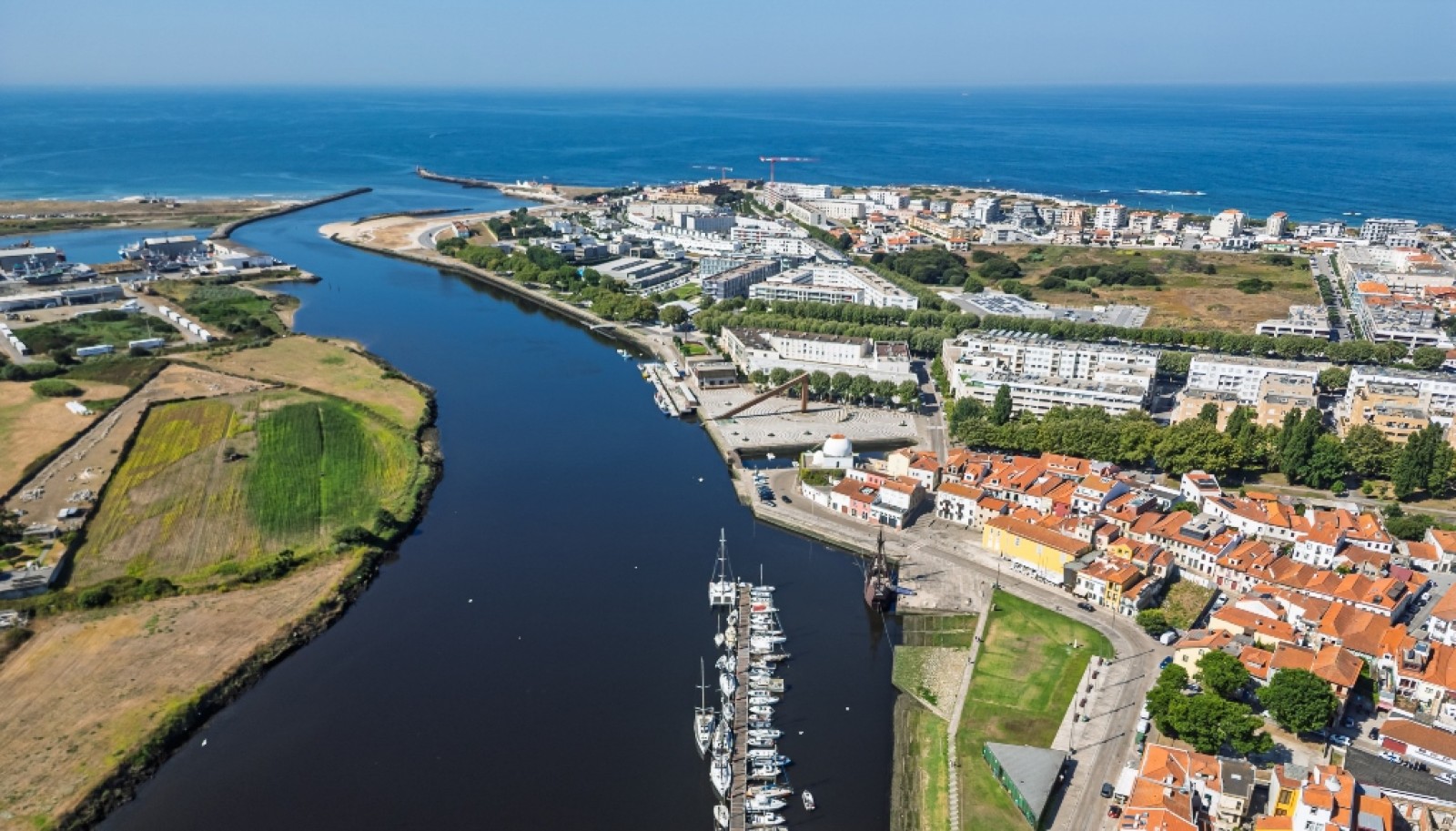 Four-bedroom house with river views in Vila do Conde, Portugal_385805