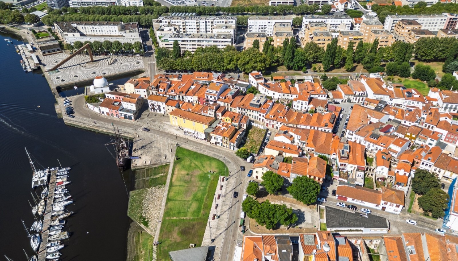 Four-bedroom house with river views in Vila do Conde, Portugal_385810