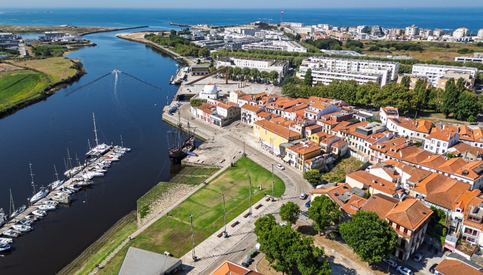Four-bedroom house with river views in Vila do Conde, Portugal_385811