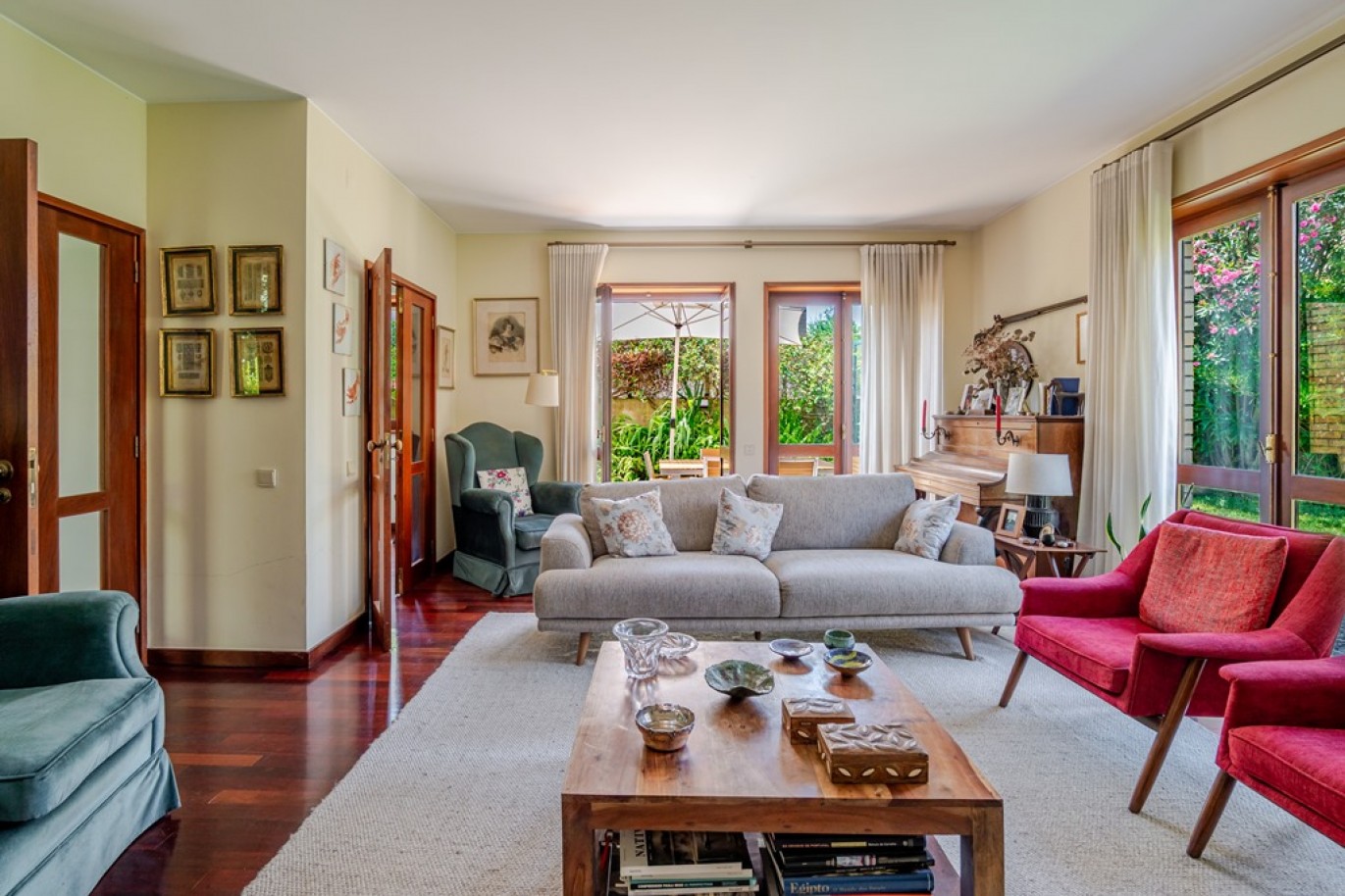 Vivienda de 4+1 dormitorios con jardín en Leça da Palmeira, Portugal_386189