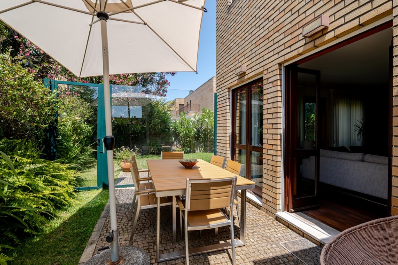 Vivienda de 4+1 dormitorios con jardín en Leça da Palmeira, Portugal_386194