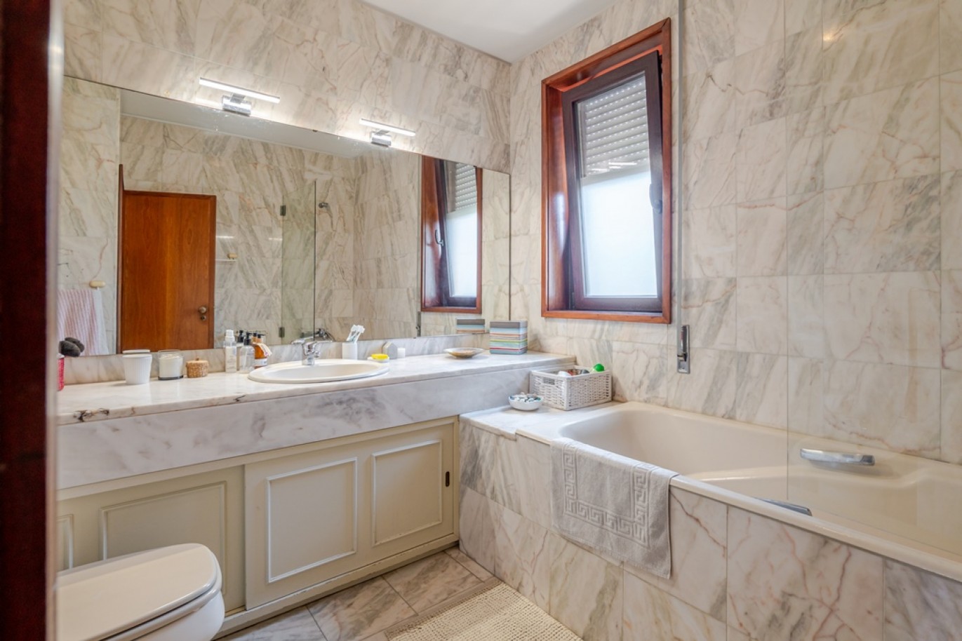 Vivienda de 4+1 dormitorios con jardín en Leça da Palmeira, Portugal_386222