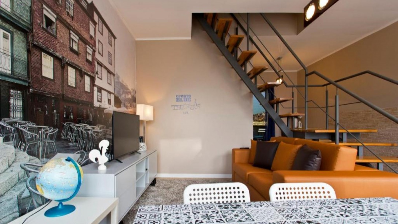 Zwei-Zimmer-Haus mit Genehmigung für AL zu verkaufen in Porto, Portugal_386471