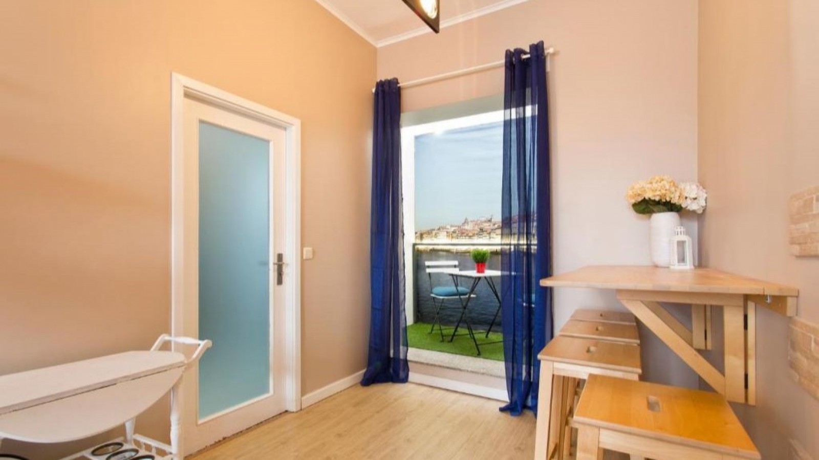Zwei-Zimmer-Haus mit Genehmigung für AL zu verkaufen in Porto, Portugal_386472