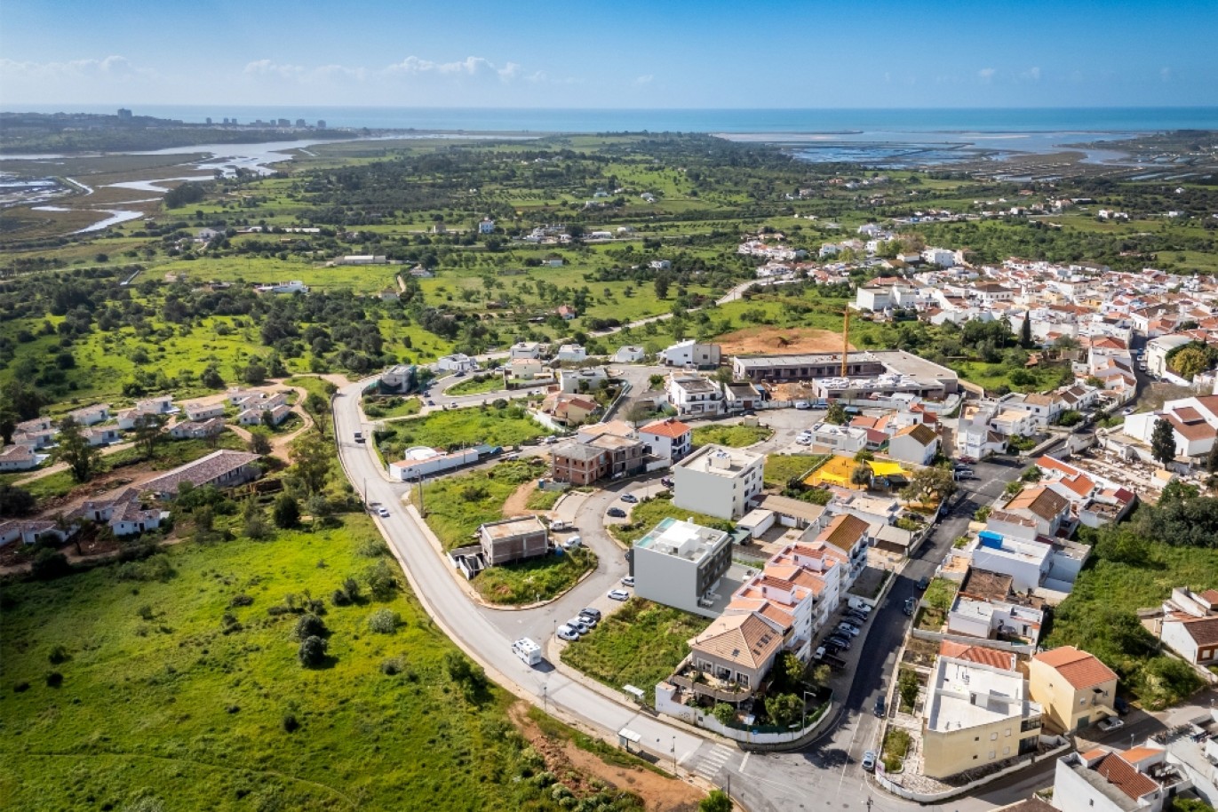 3-Bedroom Apartment for sale in Mexilhoeira Grande, Algarve, Portugal_387330