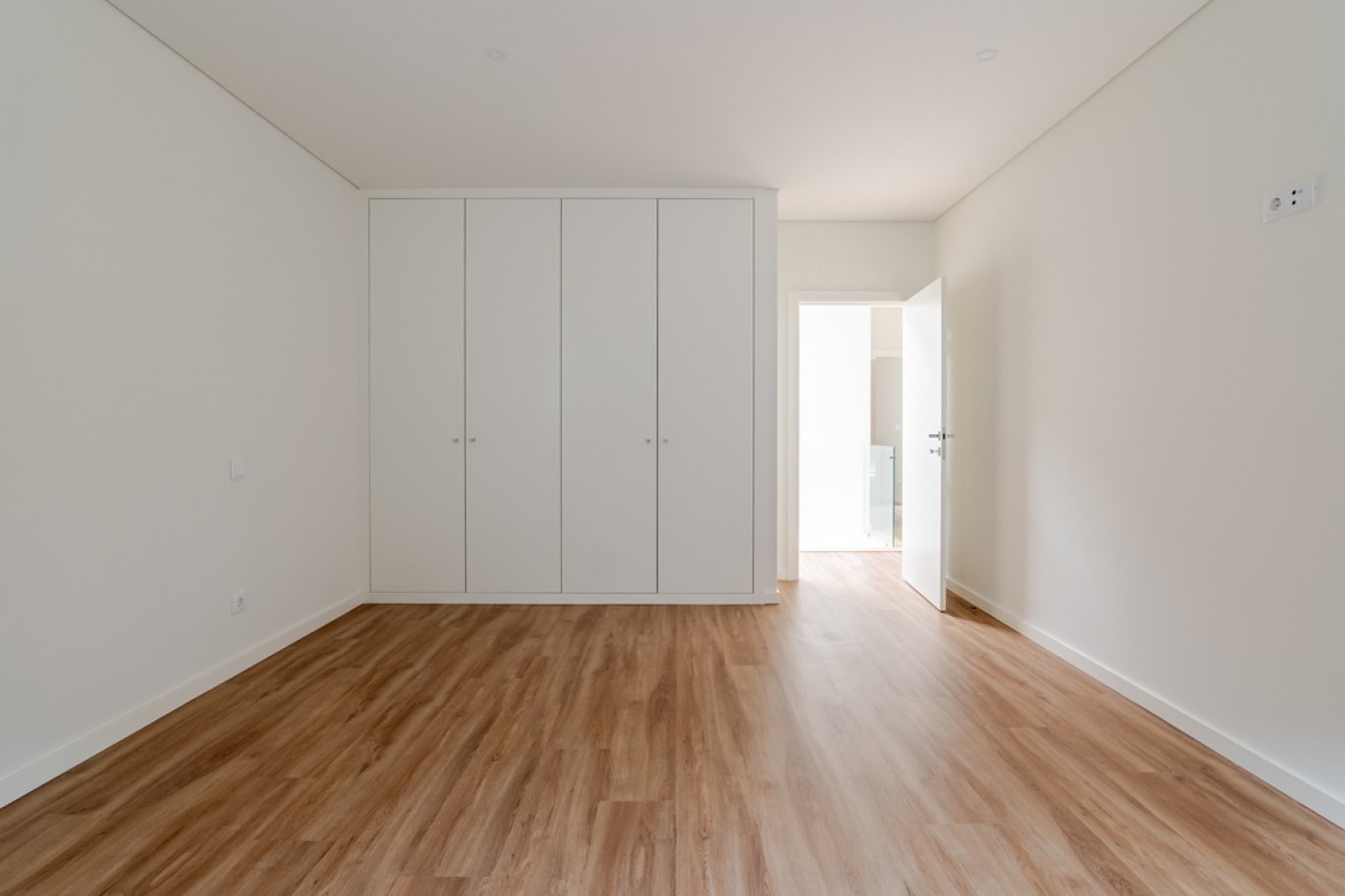Vivienda 4 dormitorios con jardín cerca de playa de Esmoriz, Portugal_387509