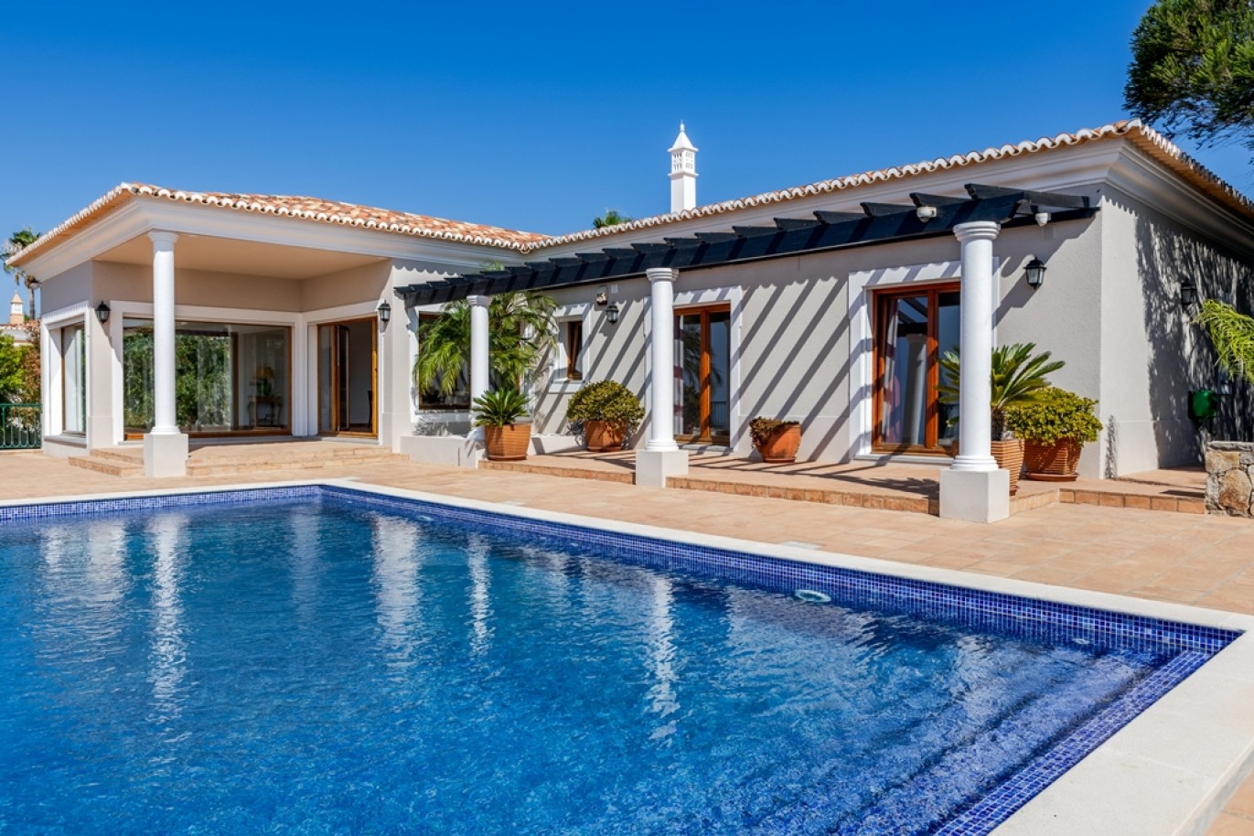  Fabulous Villa for Sale in Santa Bárbara de Nexe, Algarve, portugal_390310