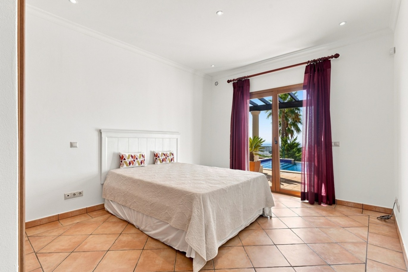  Fabulous Villa for Sale in Santa Bárbara de Nexe, Algarve, portugal_390317