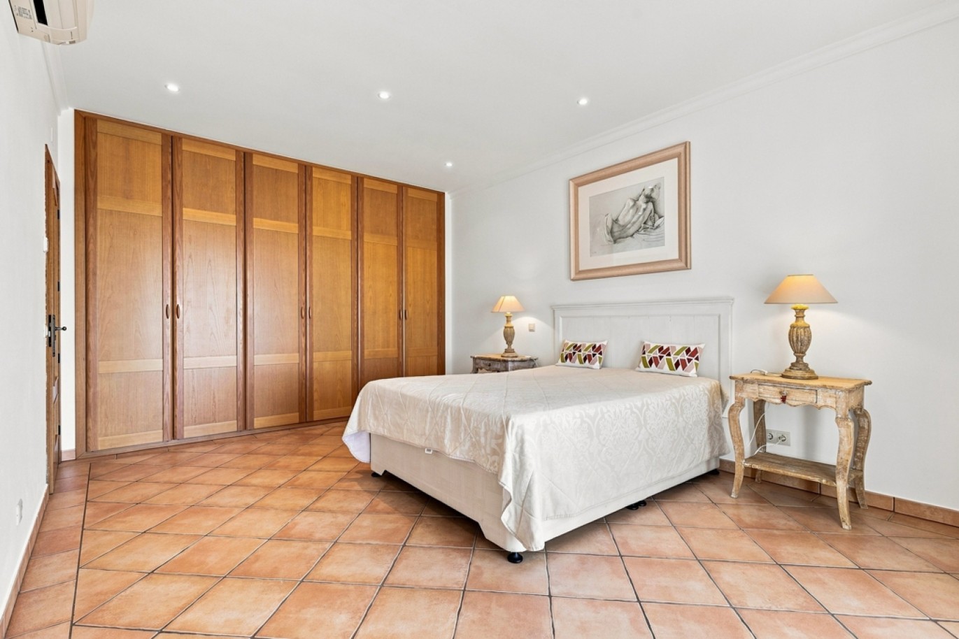  Fabulous Villa for Sale in Santa Bárbara de Nexe, Algarve, portugal_390320