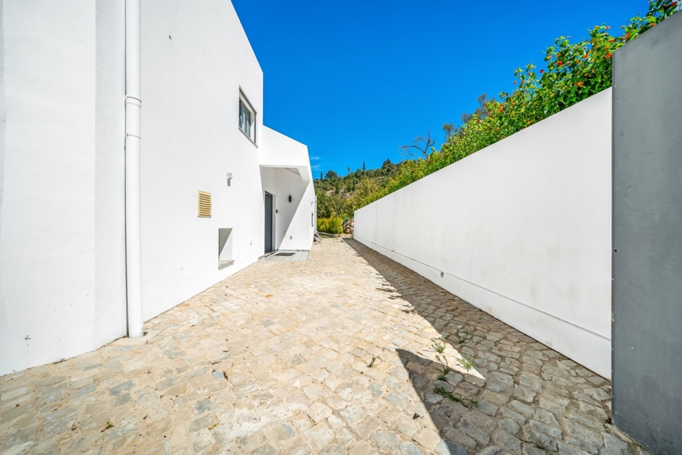 Modern 4-Bedroom House for Sale in Loulé, Algarve, Portugal_391127