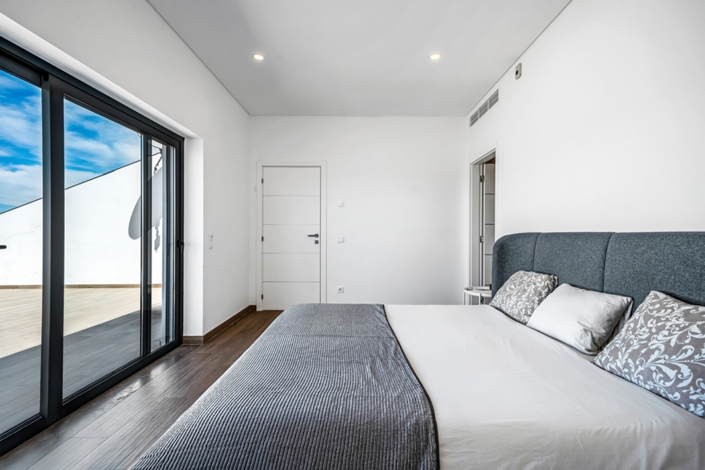 Modern 4-Bedroom House for Sale in Loulé, Algarve, Portugal_391133