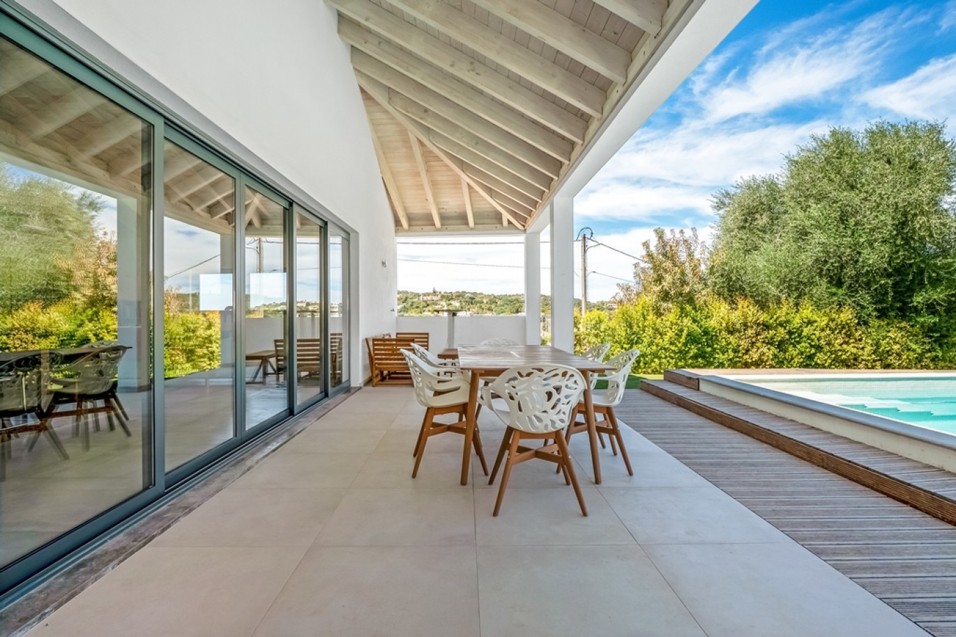 Modern 4-Bedroom House for Sale in Loulé, Algarve, Portugal_391137