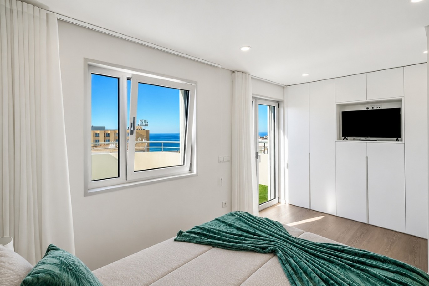 Renovated 2-bedroom Penthouse for sale in Portimão, Algarve, Portugal_392360