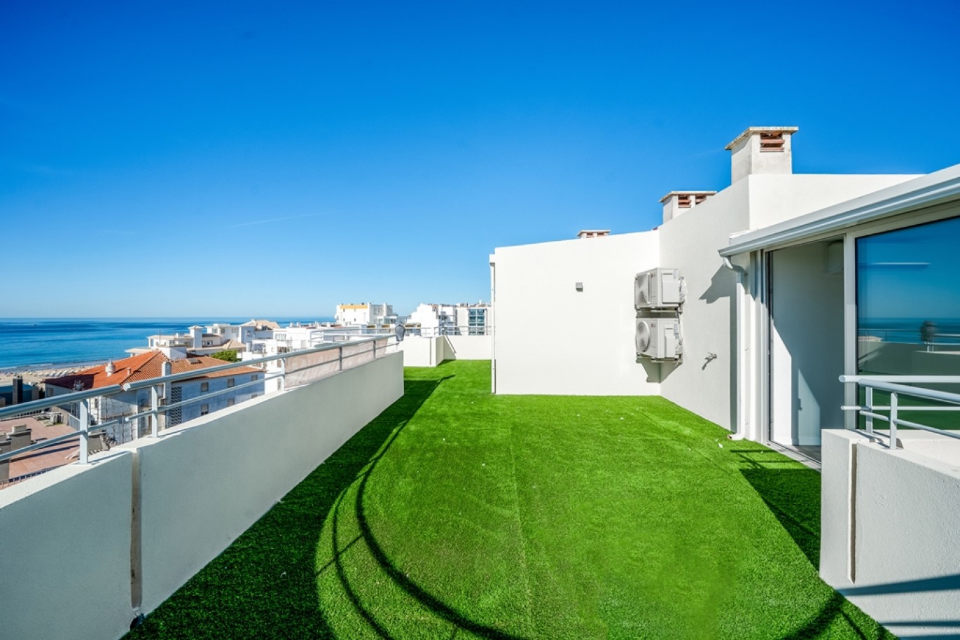 Renovated 2-bedroom Penthouse for sale in Portimão, Algarve, Portugal_392363