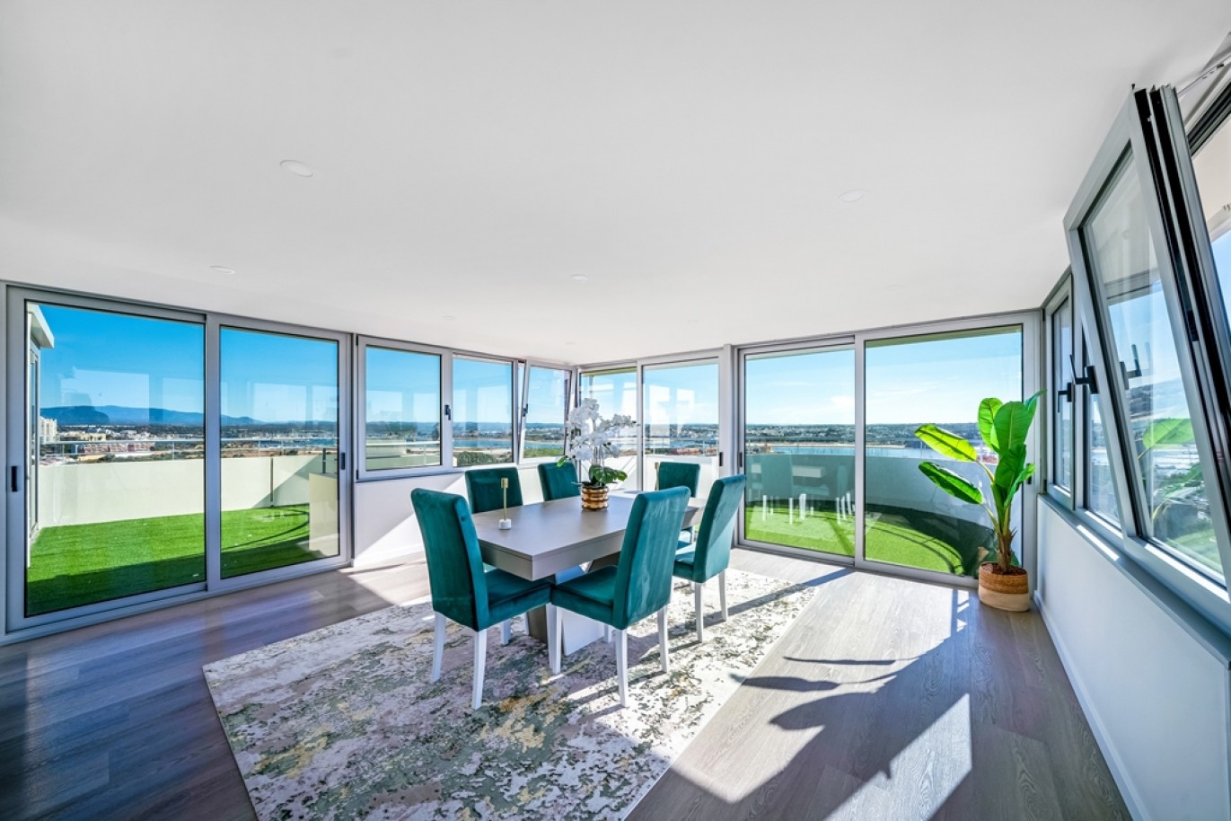 Renovated 2-bedroom Penthouse for sale in Portimão, Algarve, Portugal_392364