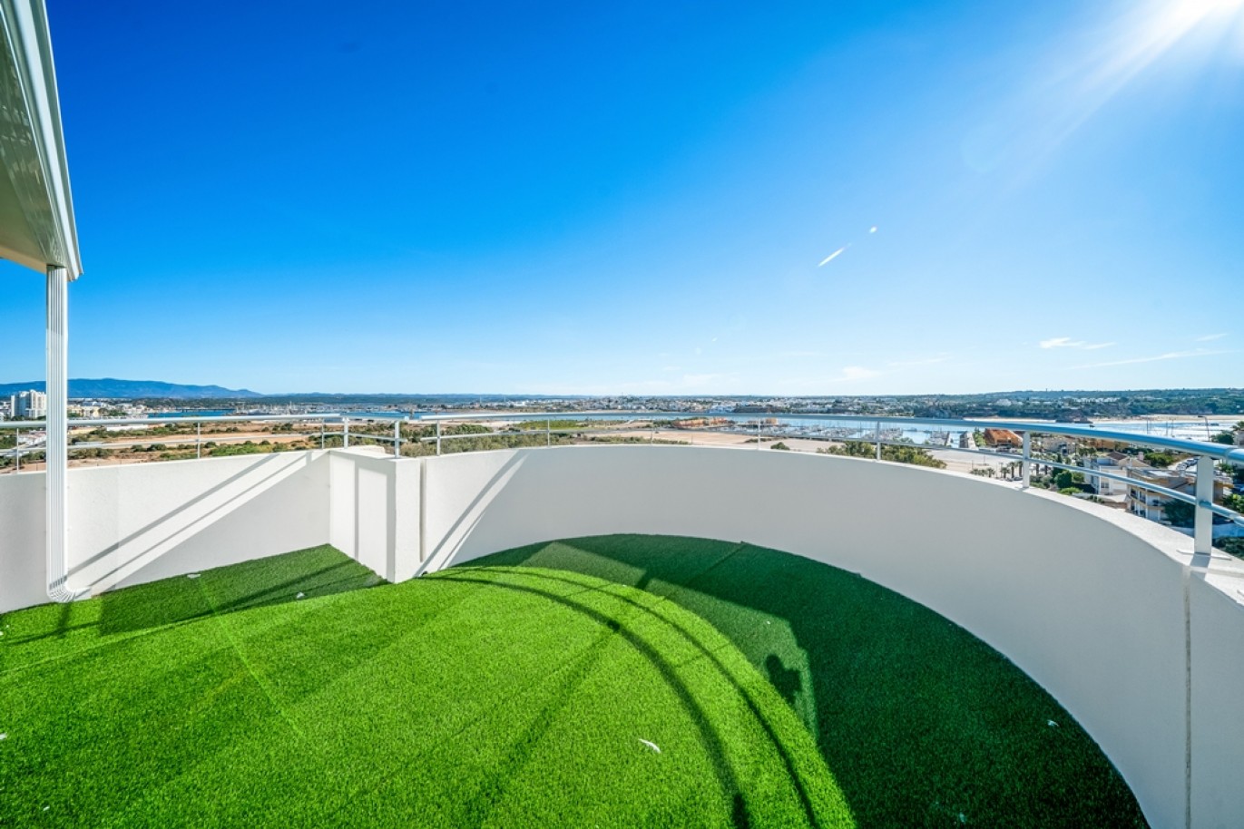 Renovated 2-bedroom Penthouse for sale in Portimão, Algarve, Portugal_392366